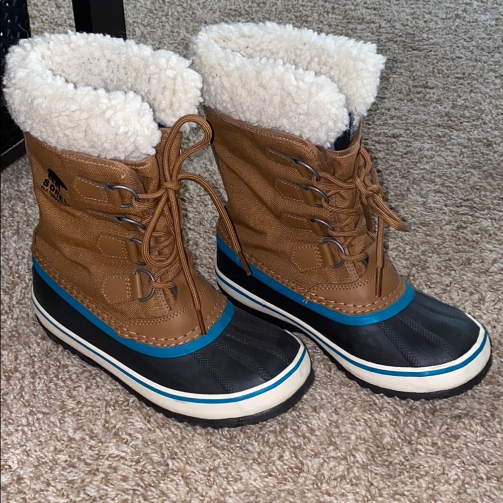 Sorel snow boots size 5 like new!